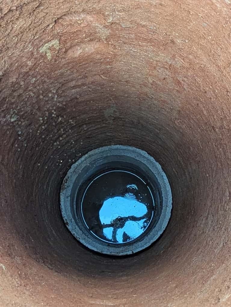 Puits terminé, vue vers l'eau